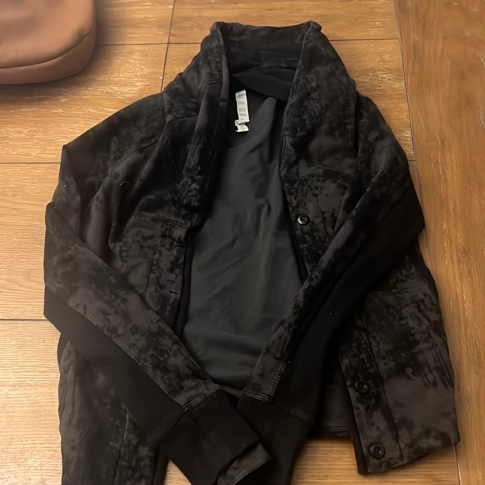 Lululemon jacket size 6